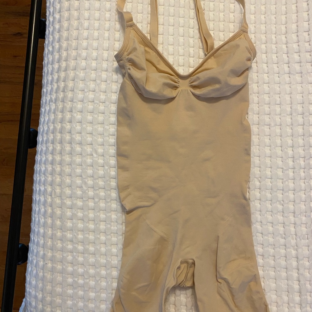 SKIMS NWOT Seamless Nude Shapewear Bodysuit with Adjustable Straps